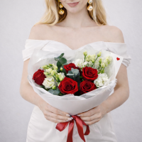 Букет из роз, эустом и эвкалипт